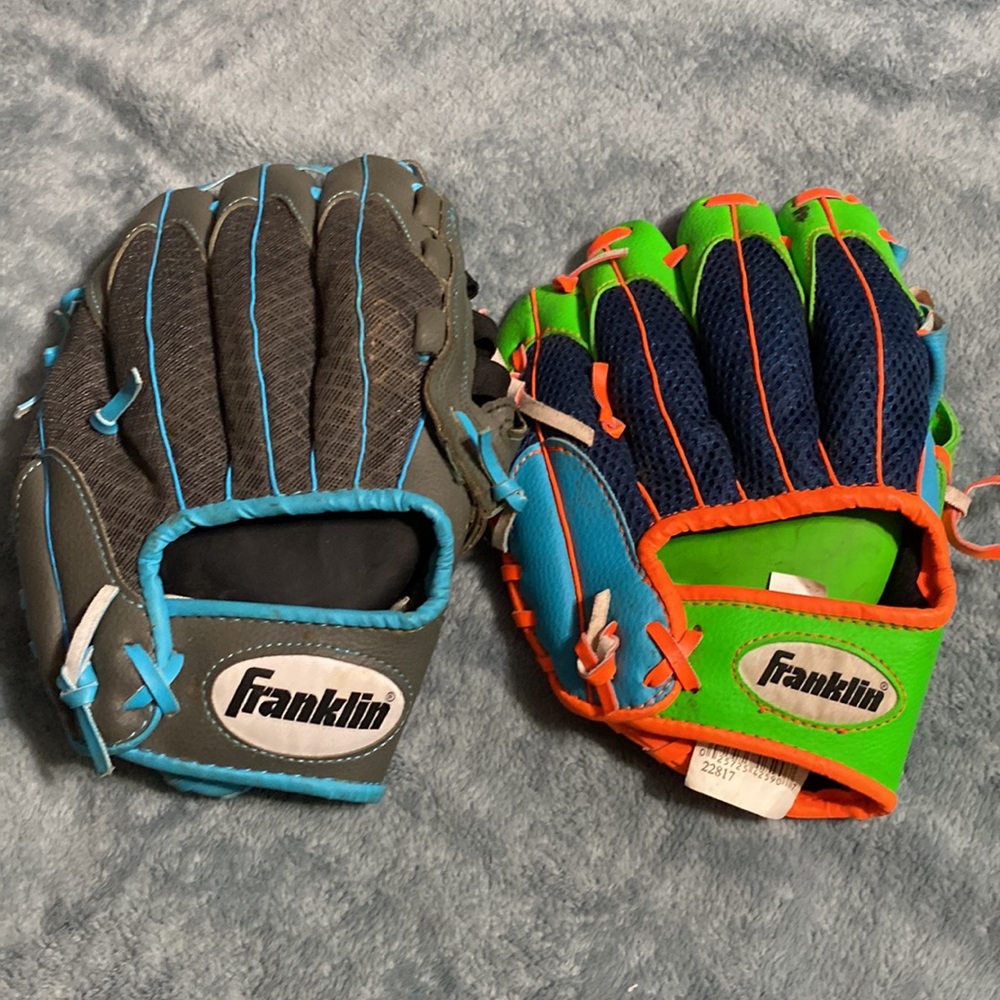 Pair of baseball gloves - Picture 6 of 6